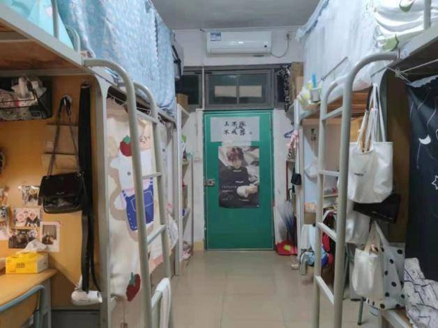 广州城建职业学院学生宿舍为六人间,学校宿舍实行上床下桌的规范模式