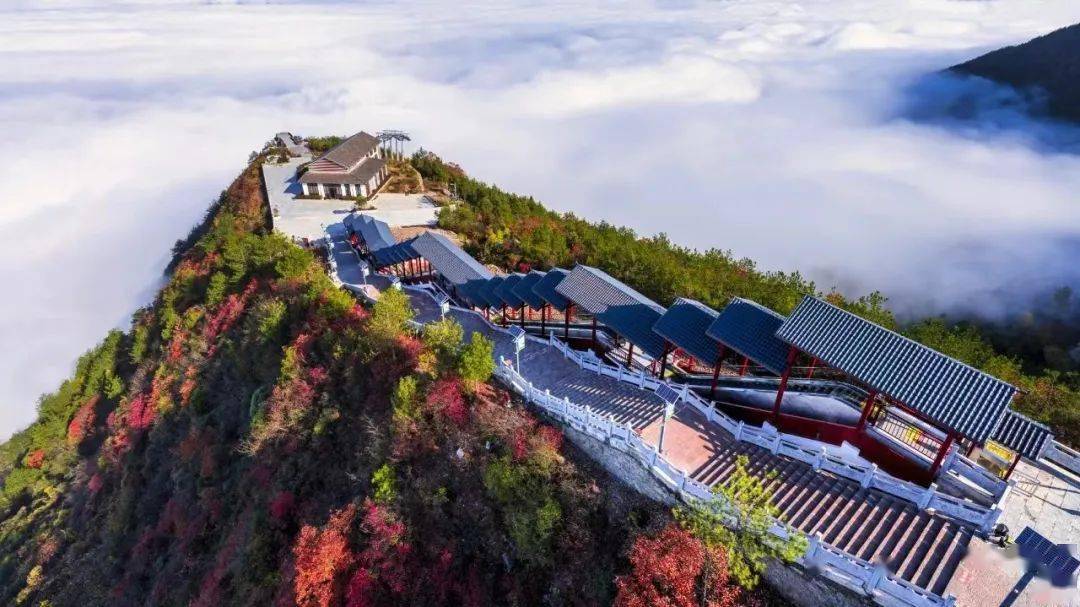 巴东县城全景在这里或者乘景区旅游大巴旅游观光巫峡口县城游客接待