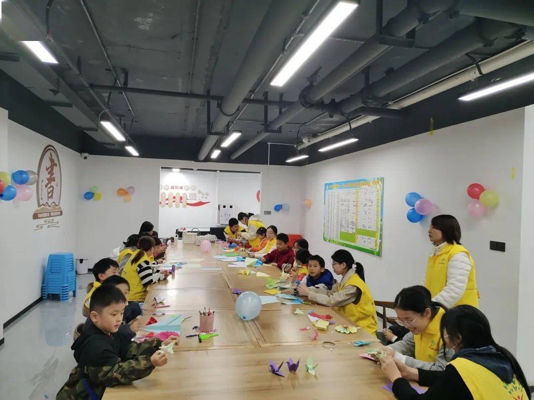 在活动过程中,志愿者们还向小朋友们传授了一些基本的折纸技巧.