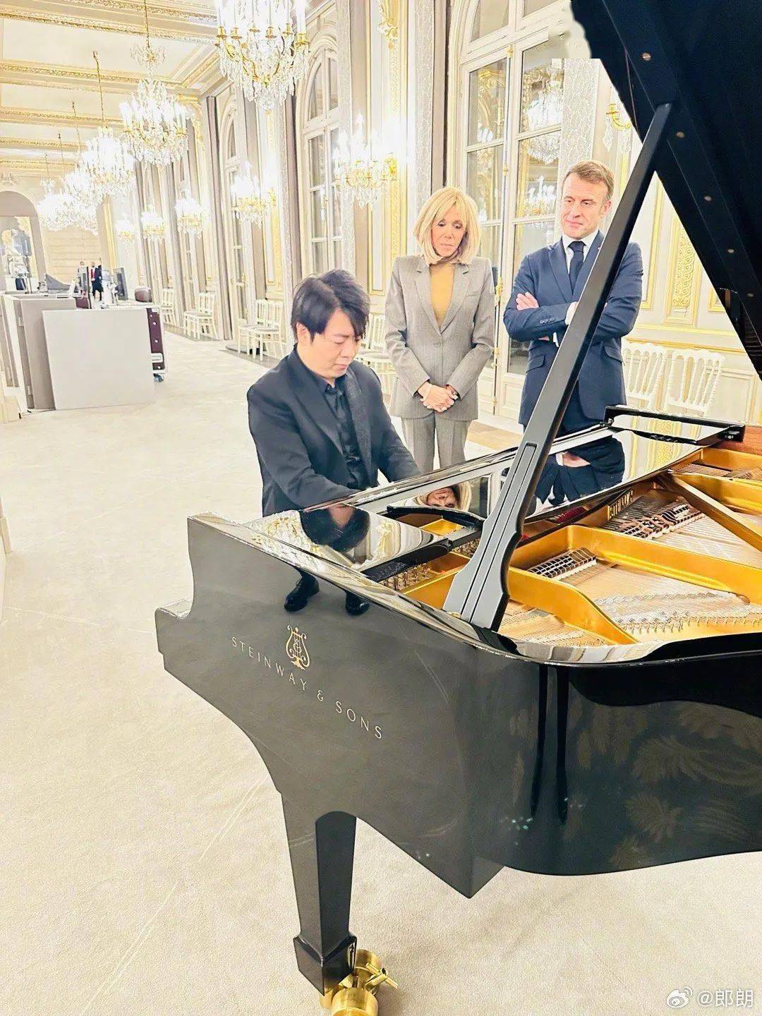 各界名流齐聚爱丽舍宫见证!_勋章