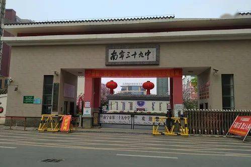 南宁市第四十二中学地址:南宁市邕宁区邕高巷3号(已搬离康岭路1号)25