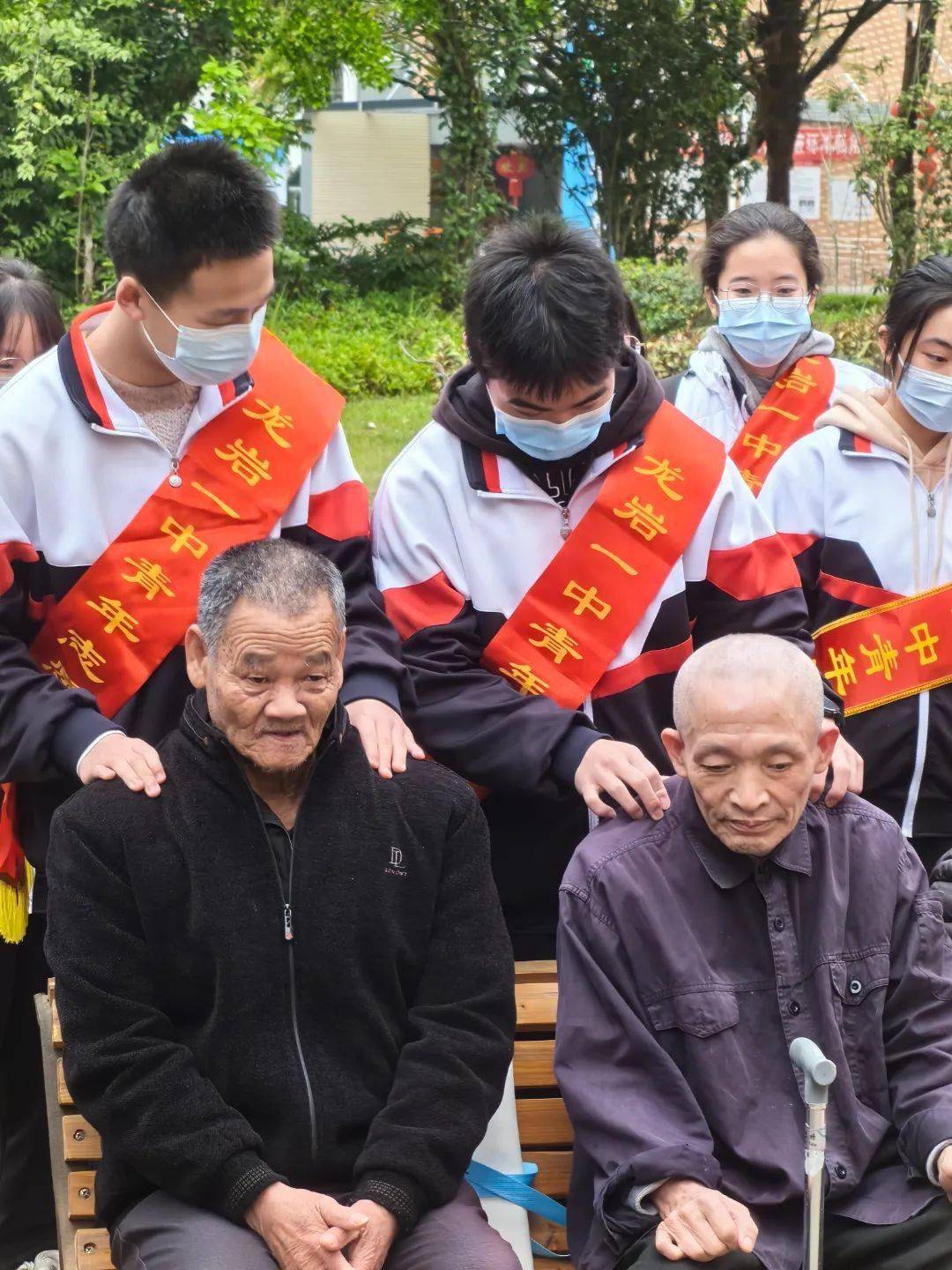 文明微聚焦龙岩一中三月学雷锋情暖福利院
