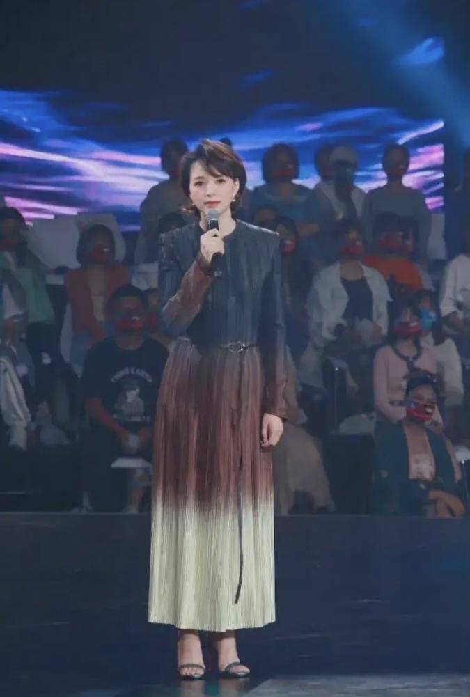 50岁董卿在上海携儿子看展戴眼镜打扮朴素10岁儿子侧脸像妈妈