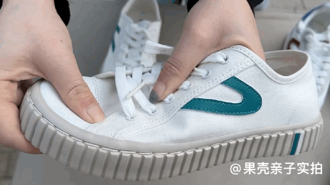 加上复古色系的鞋底,虽然百搭,但完全不是那种烂大街的小白鞋