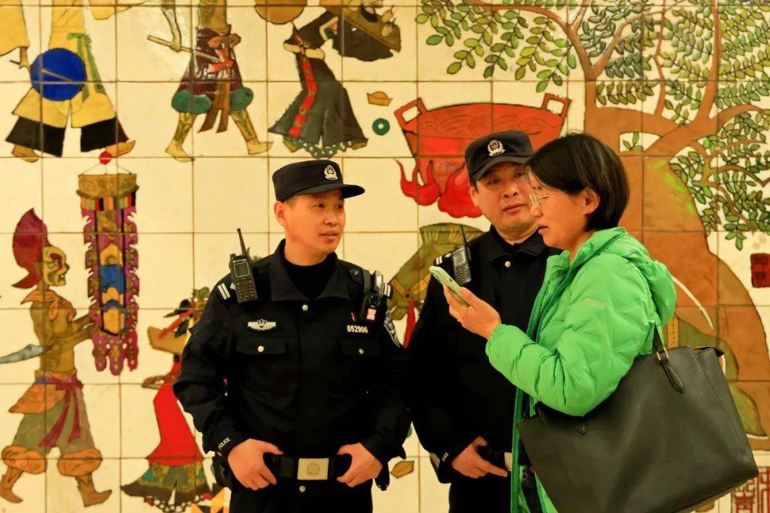 哇哦这是北京的地铁北京警察带你打卡