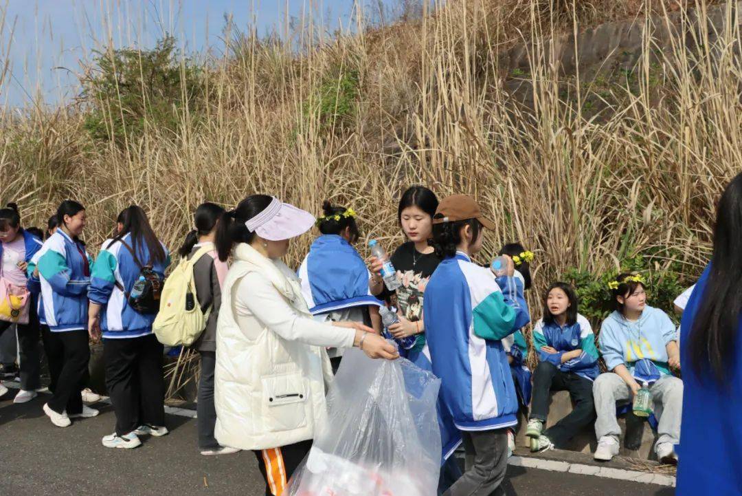 安居职中开展青春励志行远足拉练活动