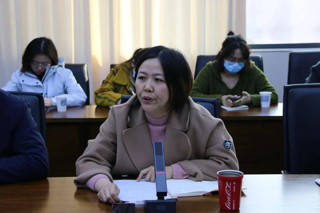 室内,和出席会议的学校领导畅谈感念,规划成长,副校长许静主持会议