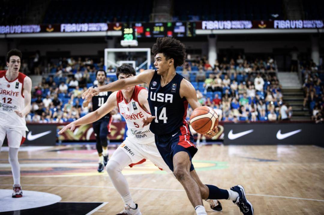 法美混血五星高中生颜值与实力并存17岁捧篮球世界级冠军奖杯