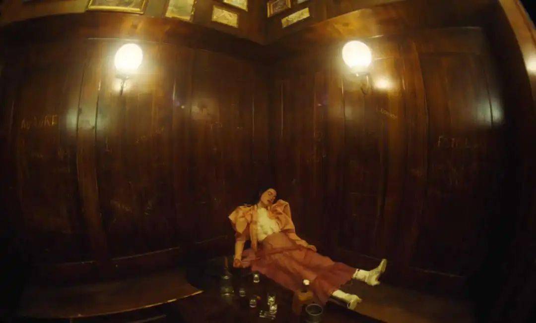 兰斯莫斯此前的作品隐约透露出的力所不逮,如《圣鹿之死》和《龙虾》