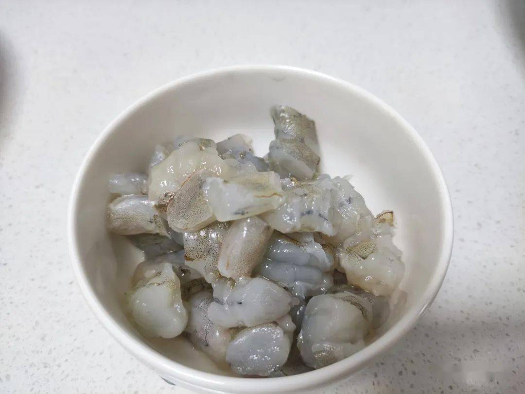 用刀在虾的后背切一刀,然后用清水将虾的后背冲洗一下,很快里面的虾线