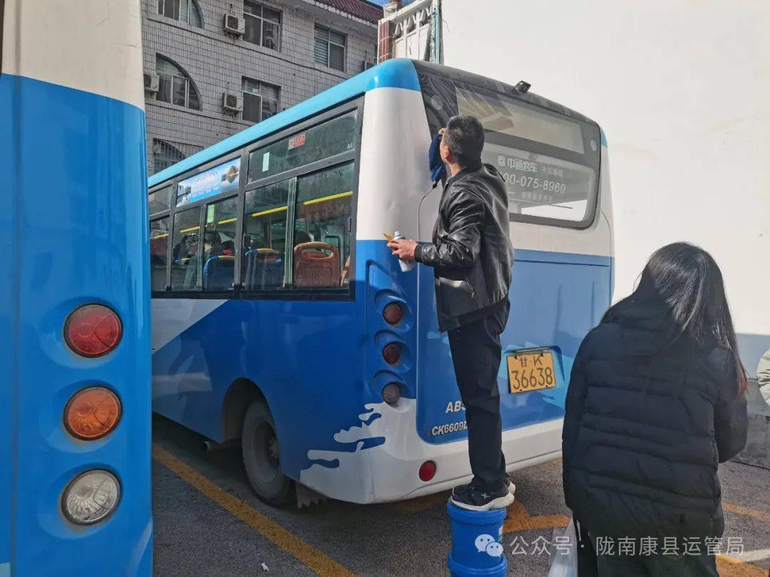 康县:为公交"美颜",给城市"添彩",让创城"加分"_文明_车辆_出租车