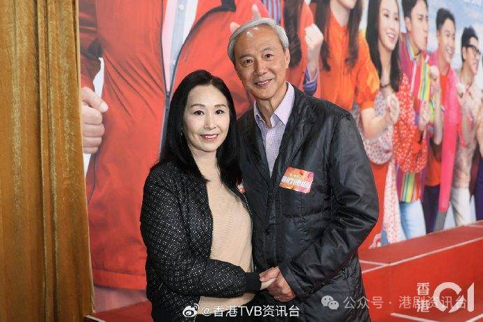 陈荣峻早年与圈外妻子郑安丽结婚,二人育有两子一女.