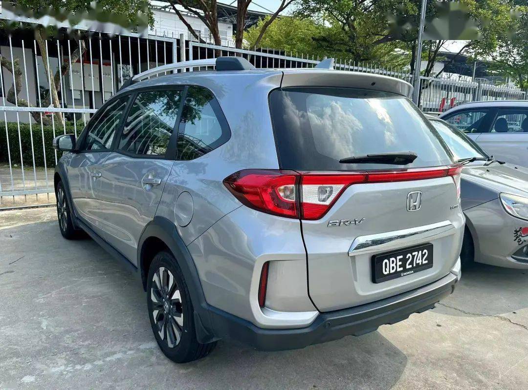 本田insight奔驰w124,很奇怪的下沉式尾翼路虎discovery丰田卡罗拉