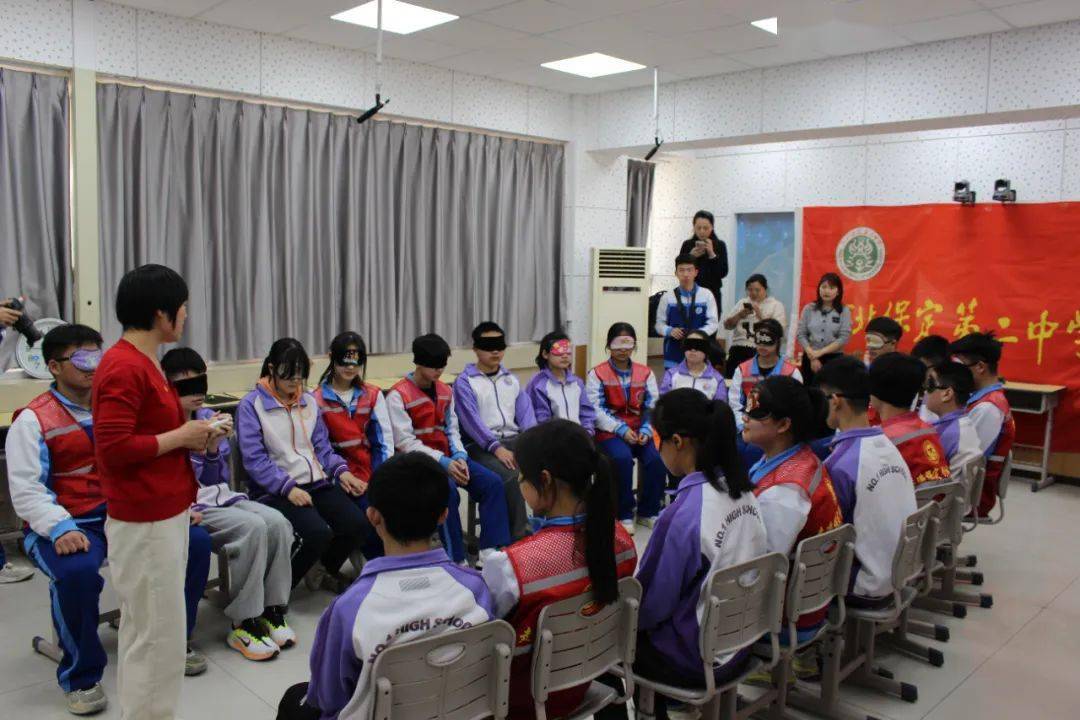 奉献友爱互助进步保定二中开展学雷锋活动月小橘灯助残接力活动