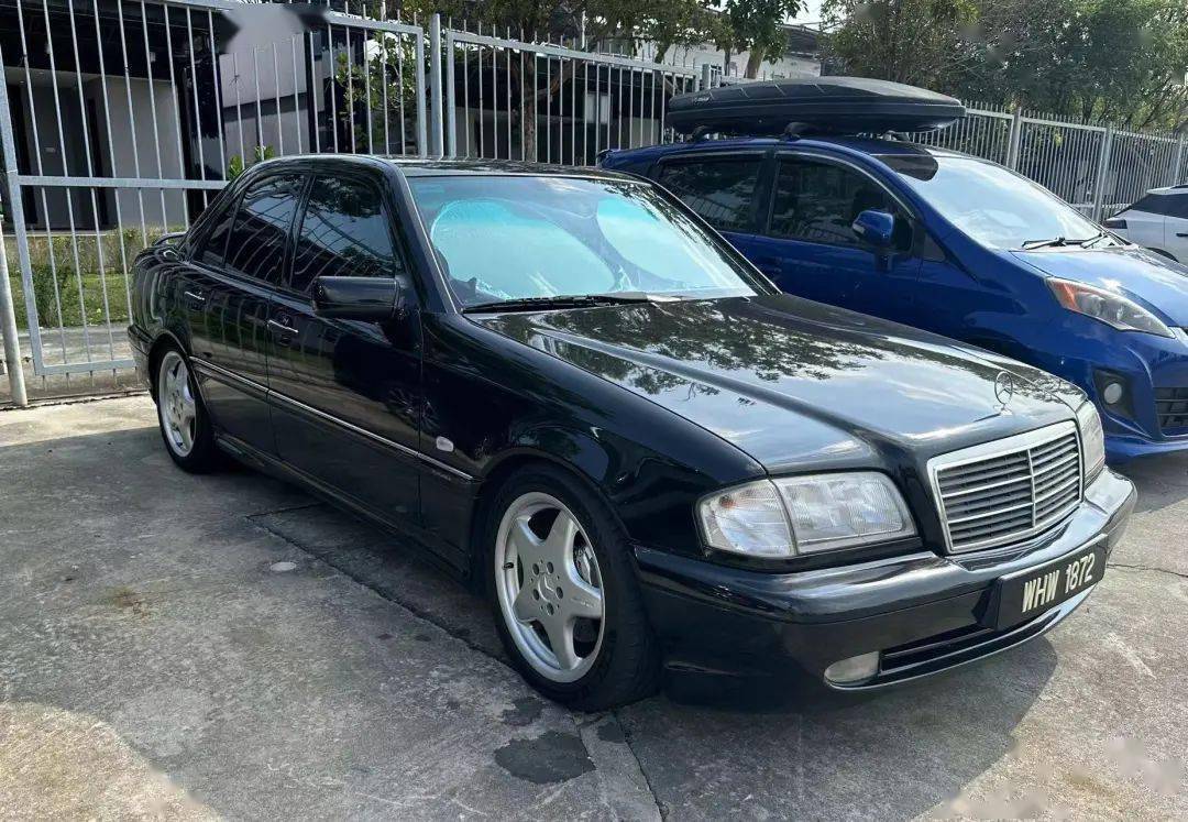 个平行的排气管三菱 第四代 mirage掀背本田s2000爆改本田思域和city