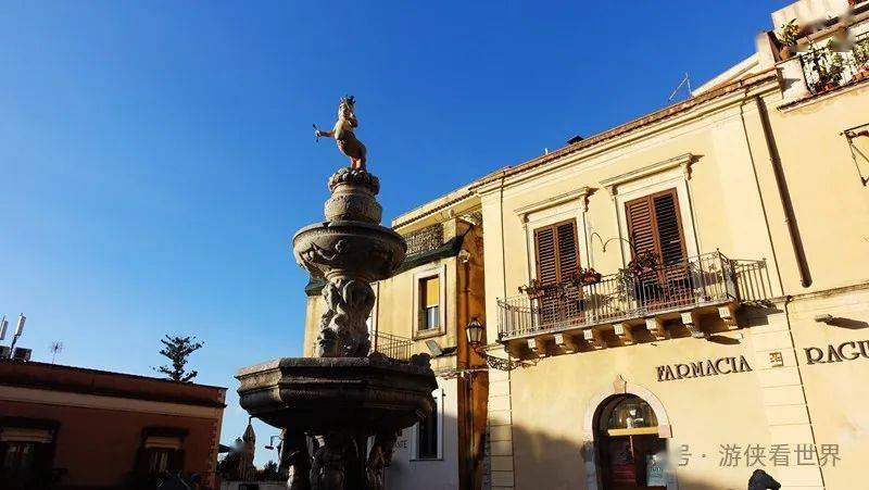 意大利西西里面朝大海毗邻火山的陶尔米纳