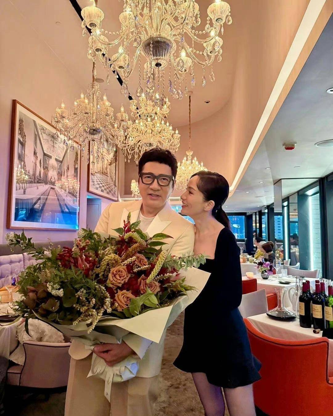 tvb男星单立文庆祝65岁生日圈中好友现身送祝福妻子甜蜜献吻