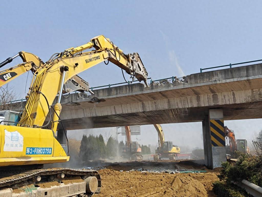 扩建工程(后简称"沈海高速公路改扩建")启动全路段36座跨线桥拆除施工