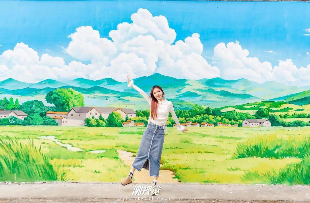 房屋外墙上画有各种蓝天白云和卡通动漫的彩色墙绘仿佛一秒穿越到