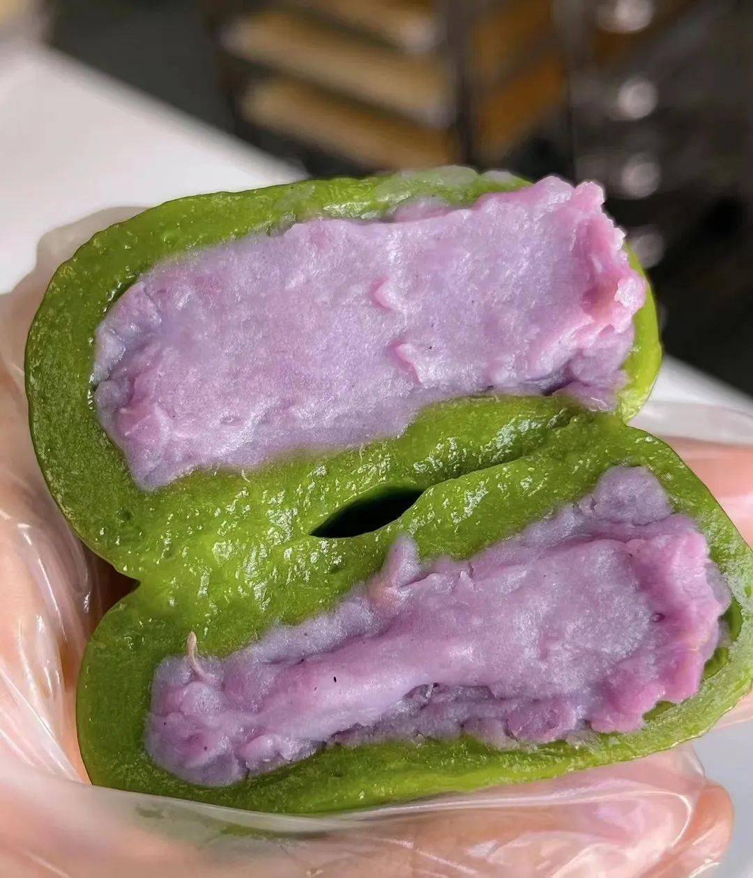 他一下子订购了40只马兰头青团和40只芋泥青团