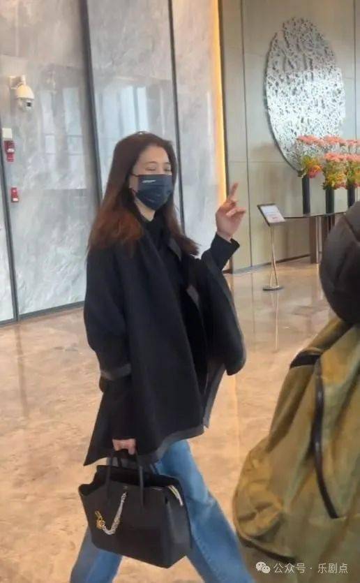 袁咏仪挽新款爱马仕赴无限超越班2网友竟期待与吴镇宇掐架