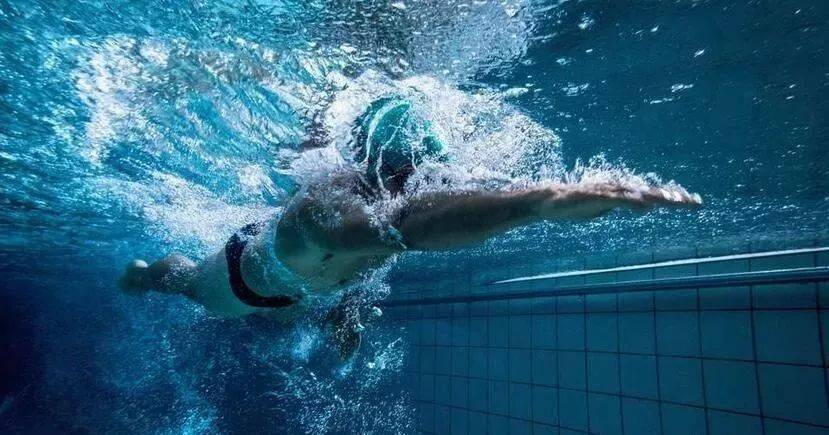 自由泳人沉在水里快不起来怎么破