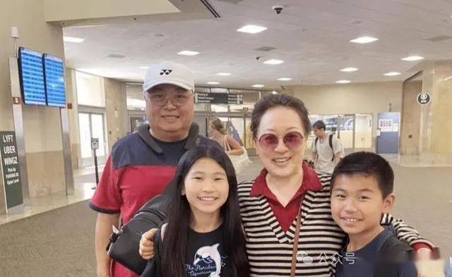 老戏骨毛永明晒家人的团聚照!