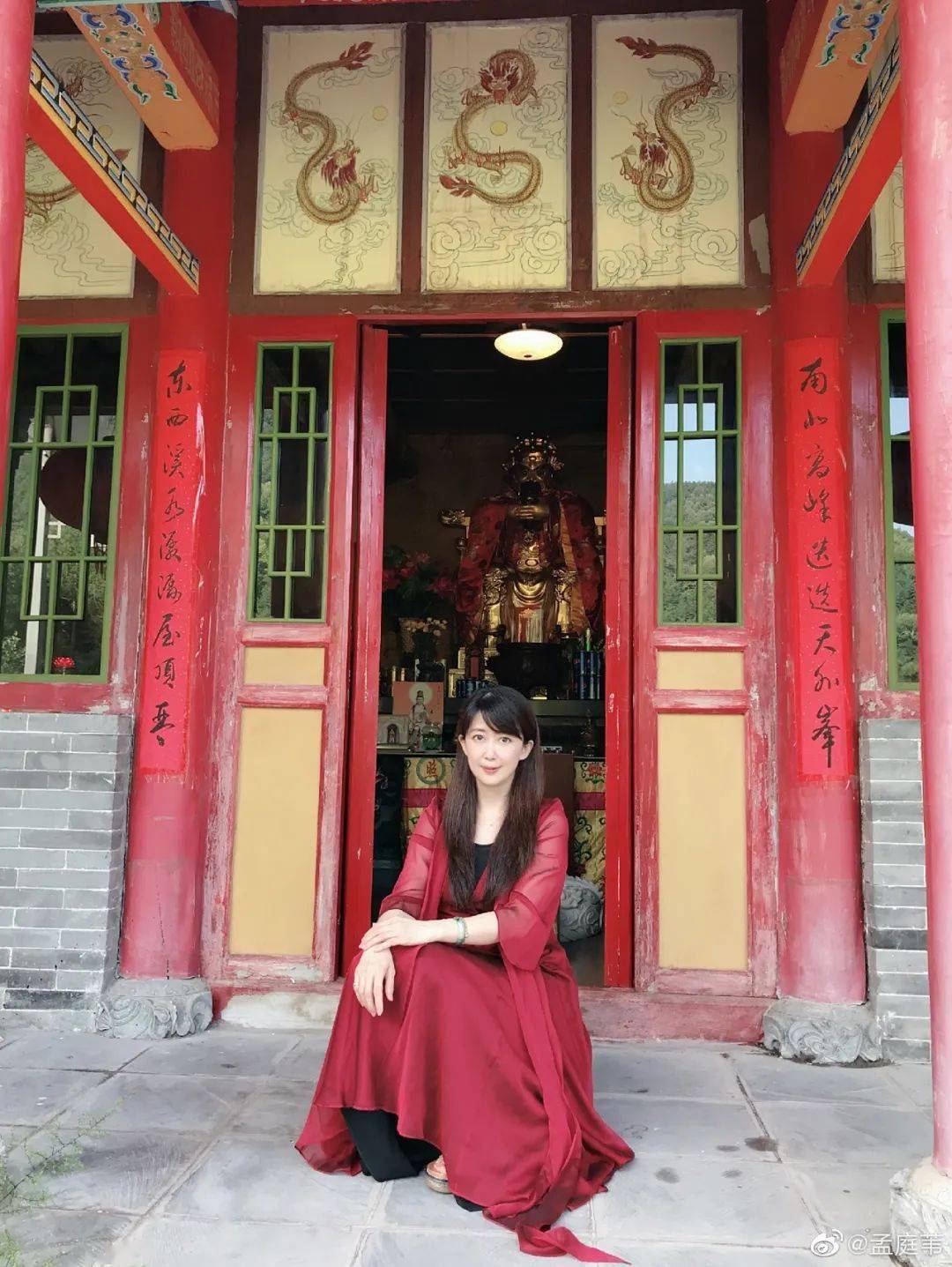 孟庭苇决定放弃所谓的名利,开始与青灯古佛作伴,她甚至还想过要出家为