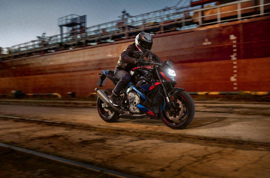 尽管我们已经知道这个潮流,当宝马超高规格的超级nk横空出世时,超强