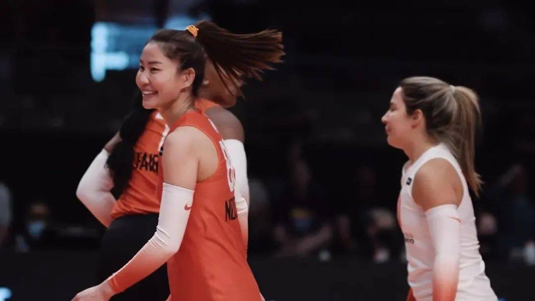 泰国女排最美二传打比赛都不忘补妆被评为300iq的球队首脑