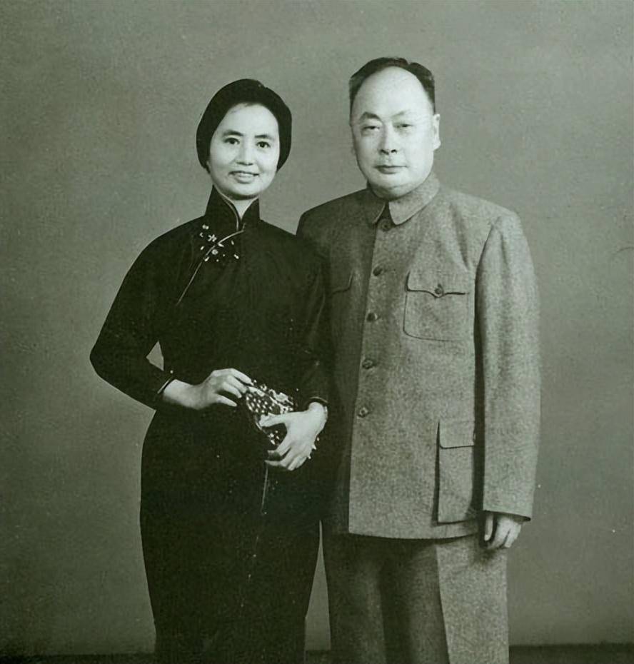 因为宴会前陈毅不幸病倒,张茜作为他的夫人,将代表他出席宴会并致辞.