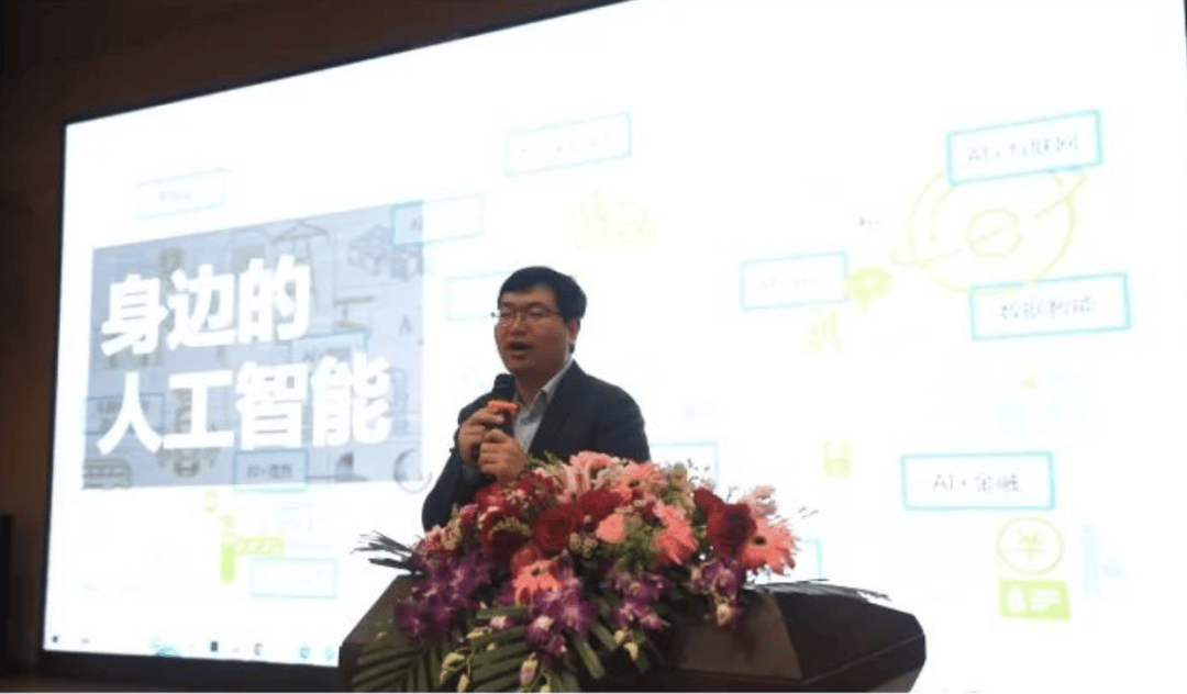 崔岩博士为学生现场授课(图源:珠海特区教育)金湾区结合道德与法治