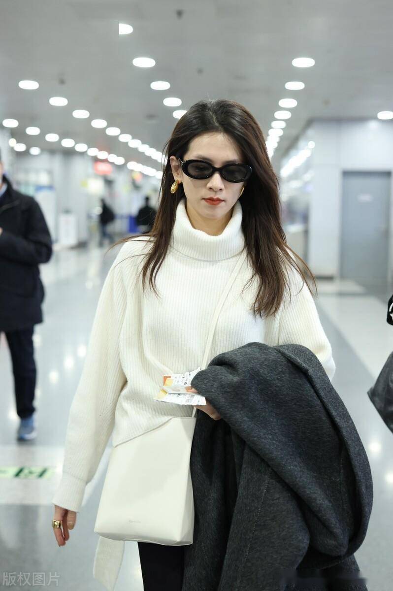 陈昊宇现身北京机场,白色高领毛衣时尚优雅