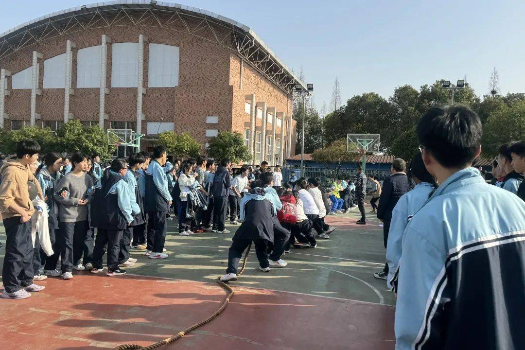 拔河凝心志青春绽芳华桐乡二中高一年级举办拔河比赛
