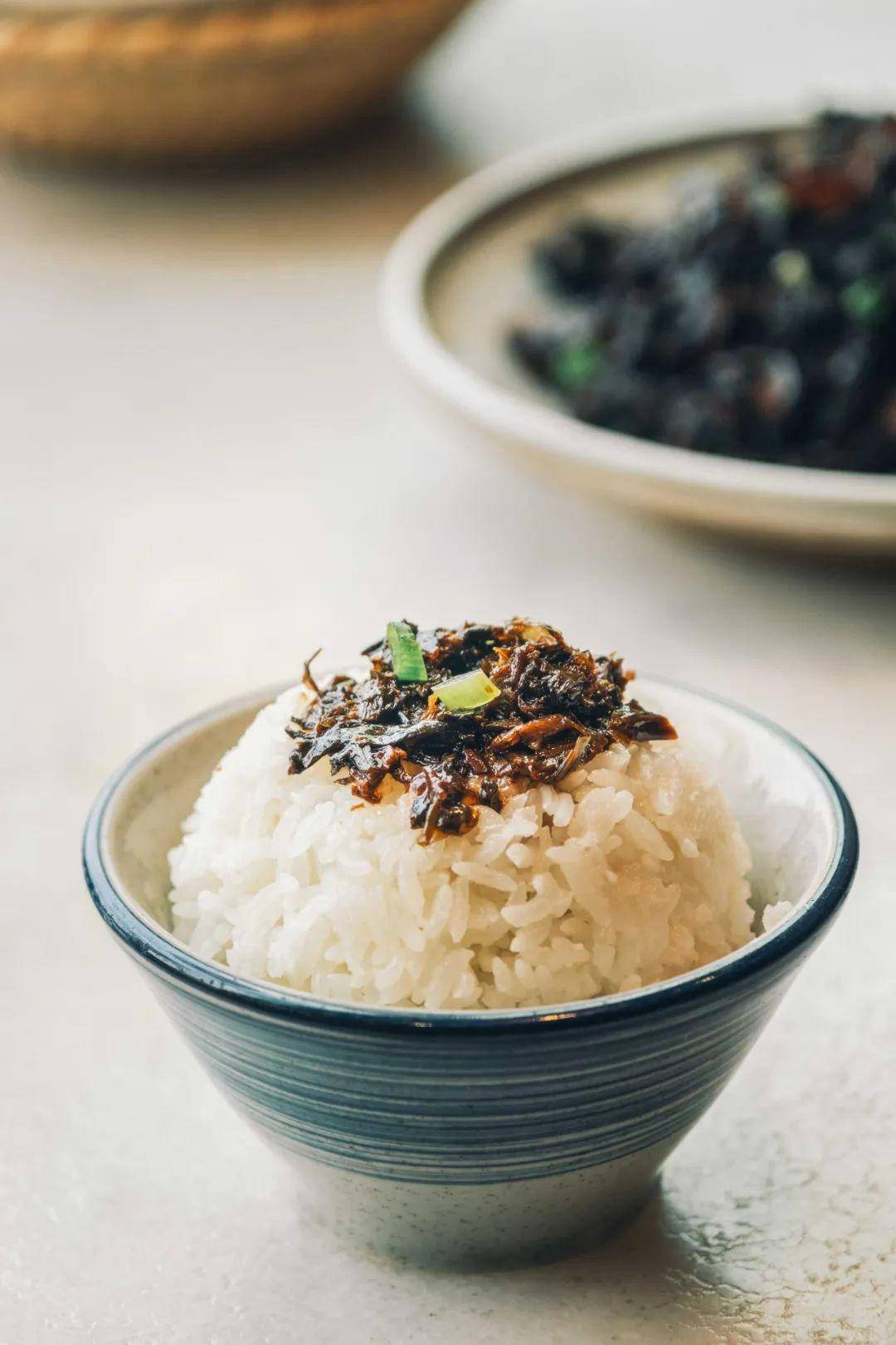 焖肉的时候,即兴淋洒上绍兴黄酒,放入大量白糖,农家人就放在饭镬上蒸