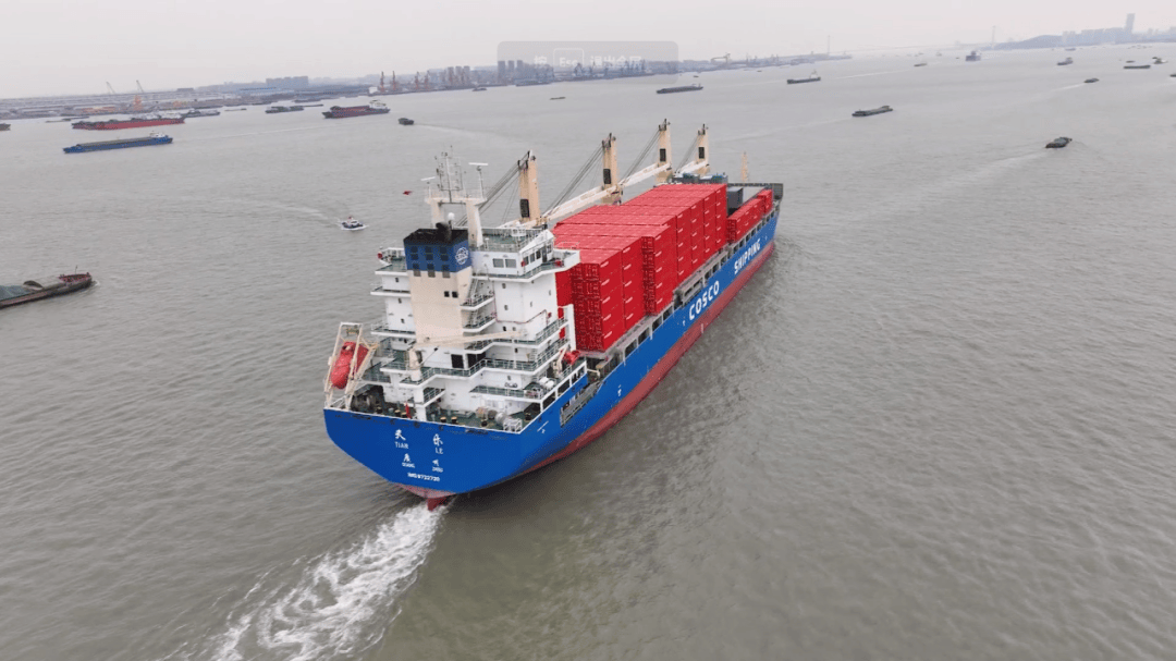 龙年伊始,首艘前往荷兰鹿特丹的远洋货轮"天乐"号,满载着350个特种集