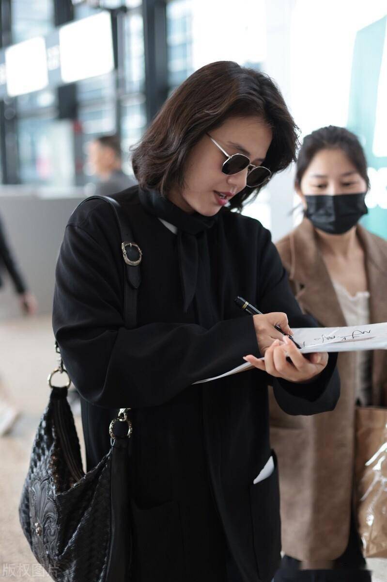 马思纯上海虹桥机场出发热情为粉丝签名