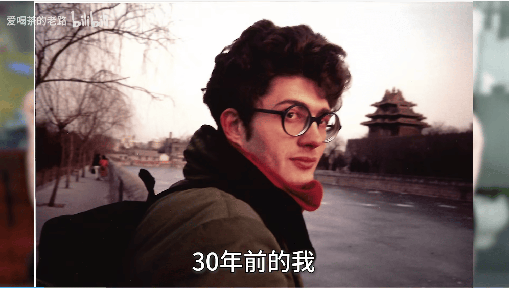 在换乘火车去南京的路上,老路遇到过宰客的出租车司机,也碰上了热心跟