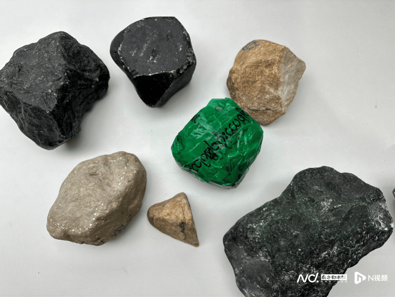 购买了一堆当地出产的普通石英石,用油漆喷涂后打着"玉原石"的名号在