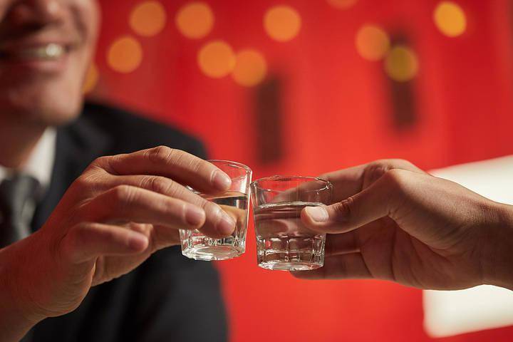 网红表演时被灌大量白酒不幸身亡爱喝酒的都注意了当心酒精急性中毒