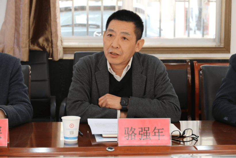 研讨会上,副校长骆强年向来访人员介绍了学校的基本情况,教师队伍建设