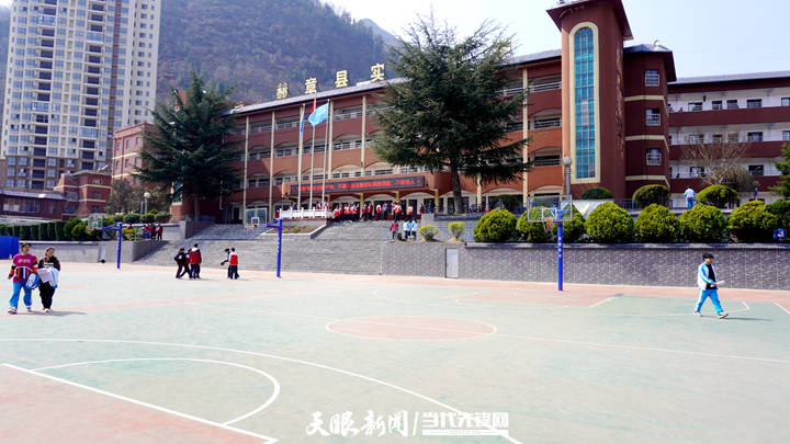 广漂二十载返回家乡践初心年过五十岁为人师表担使