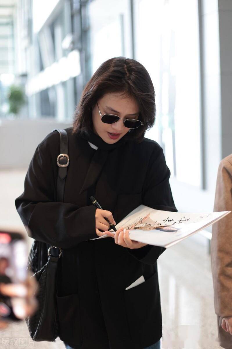 马思纯上海虹桥机场出发热情为粉丝签名