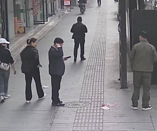天上真的掉钱了监控拍下了这一幕