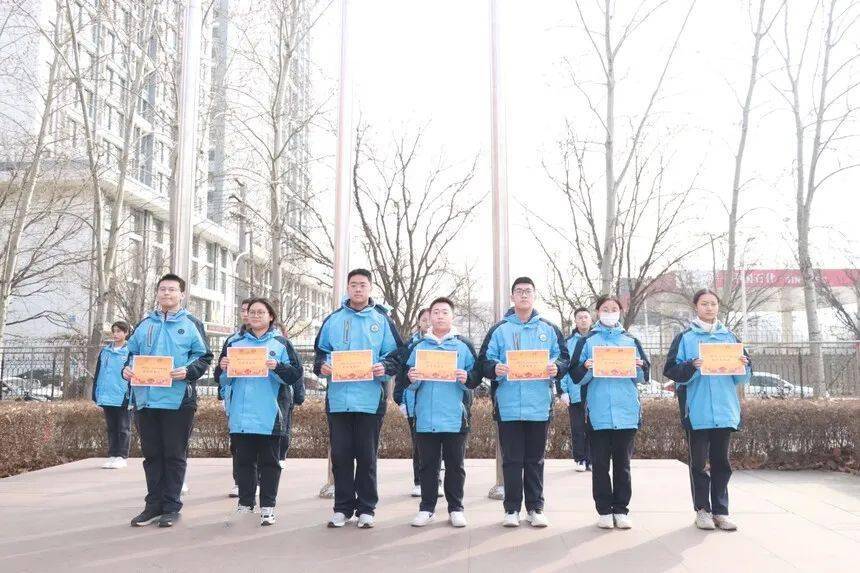 表彰优秀促奋进追光笃行勇担当保定外国语学校举行主题升旗仪式