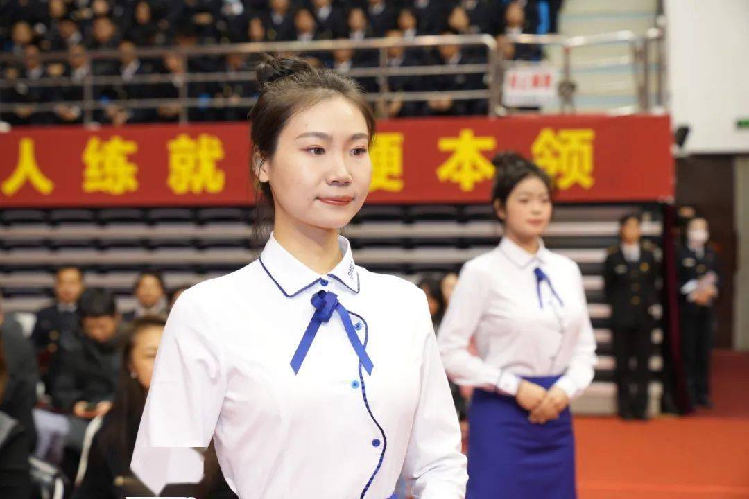 大学礼仪队服装图片