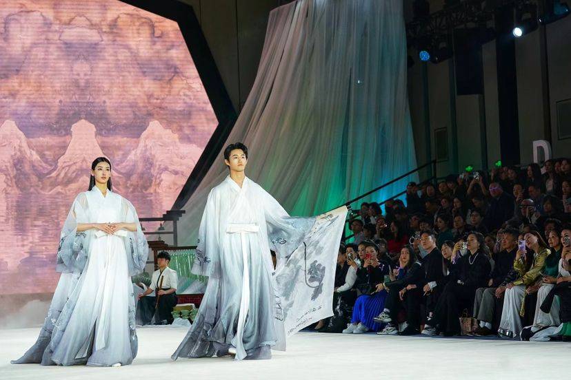 多场大秀轮番上演!2024秋冬北京时装周开幕_时尚_活动_创新