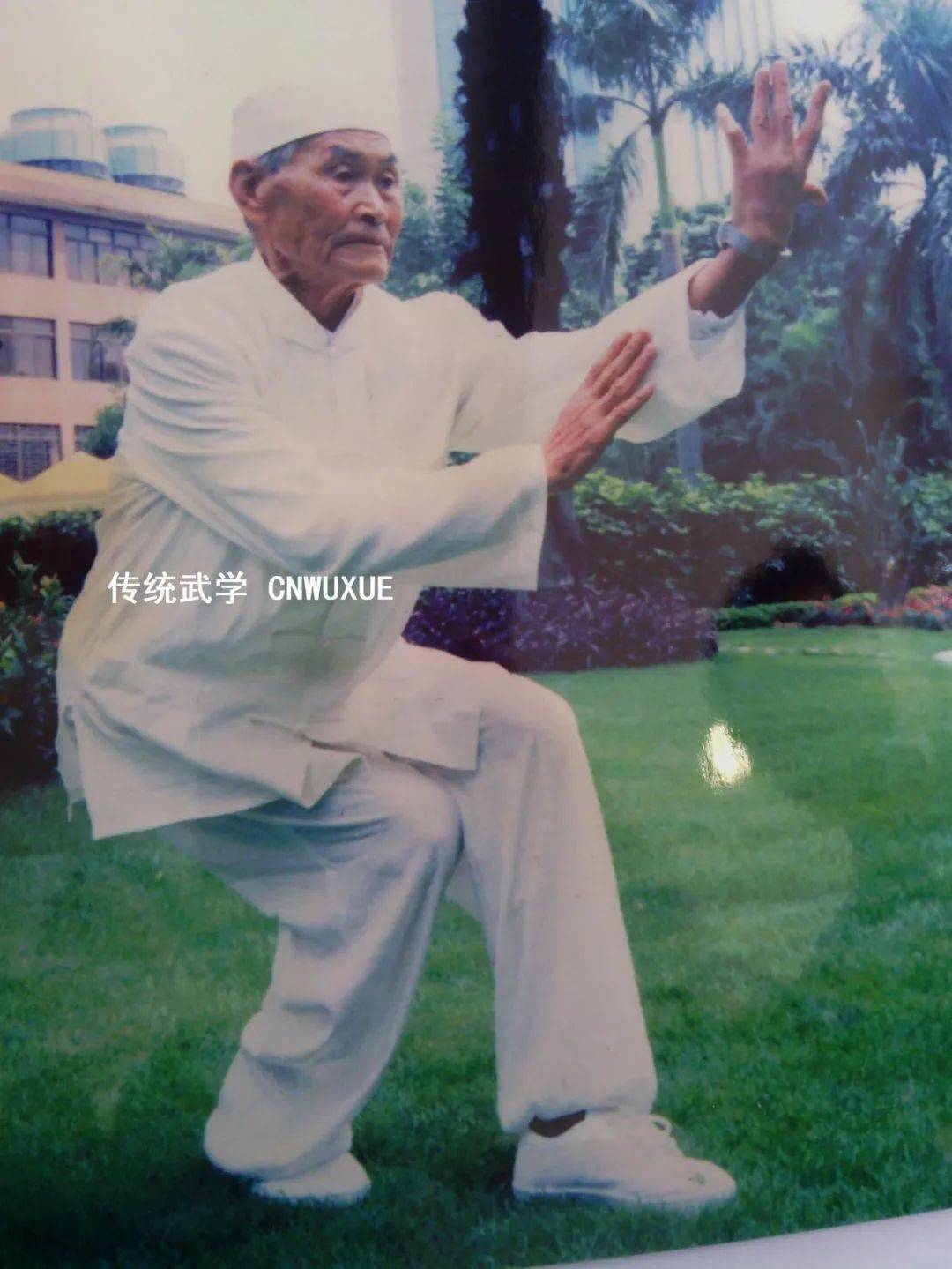 横开三簧锁最能体现心意拳技击发力的风格,静如山岳,动则崩翻,绝不因