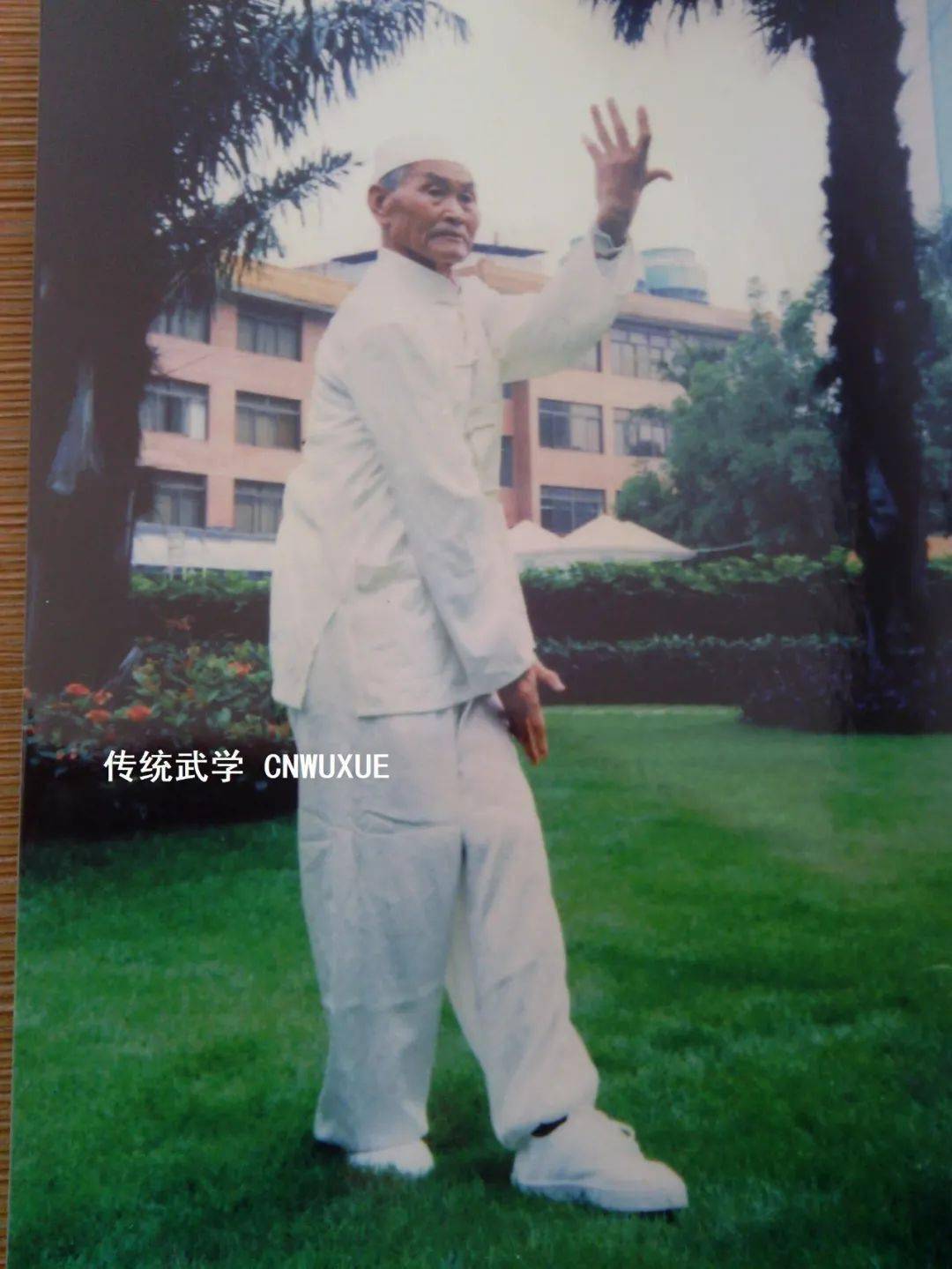 不意而攻之,乘其不备而取之,出手发招都在敌人意料之外,令敌张惶失措