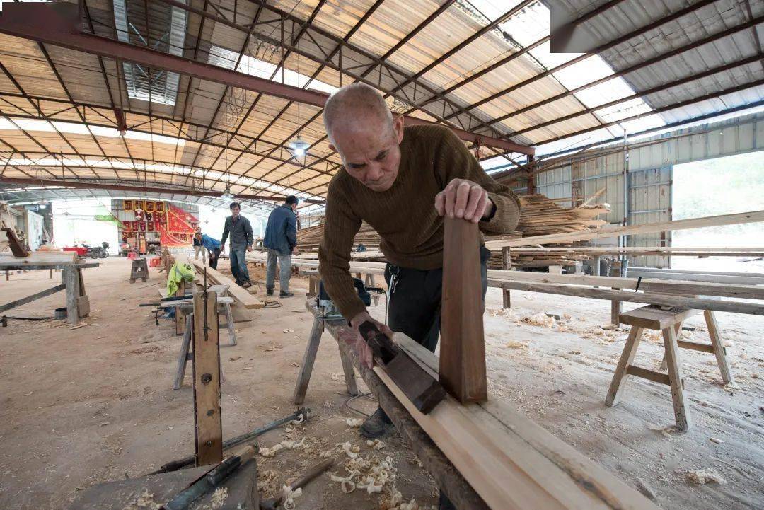 学好人2024年佛山市道德模范李保安造冠军龙舟的极致匠心